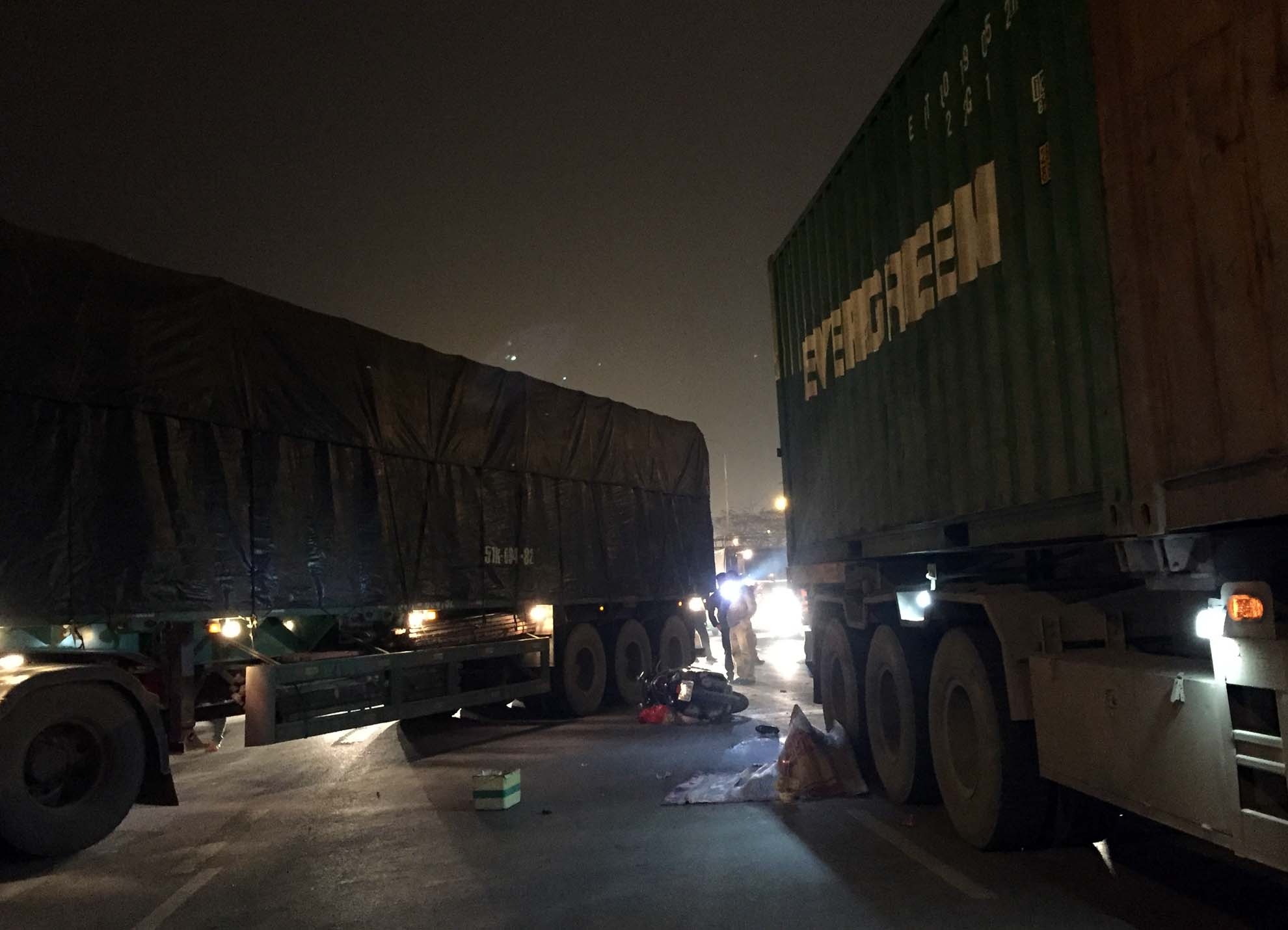 Xe tai can chet nguoi phu nu, dai lo Thang Long un tac hinh anh