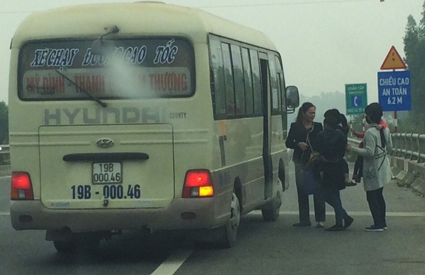 Cao toc Lao Cai: Dan pha rao chan gia suc nhu duong lang hinh anh