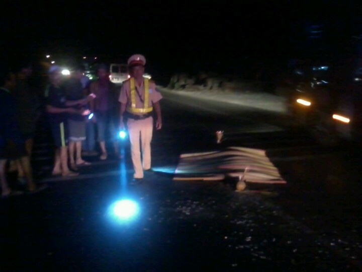 Bang ngang duong, mot nguoi bi oto dam chet hinh anh