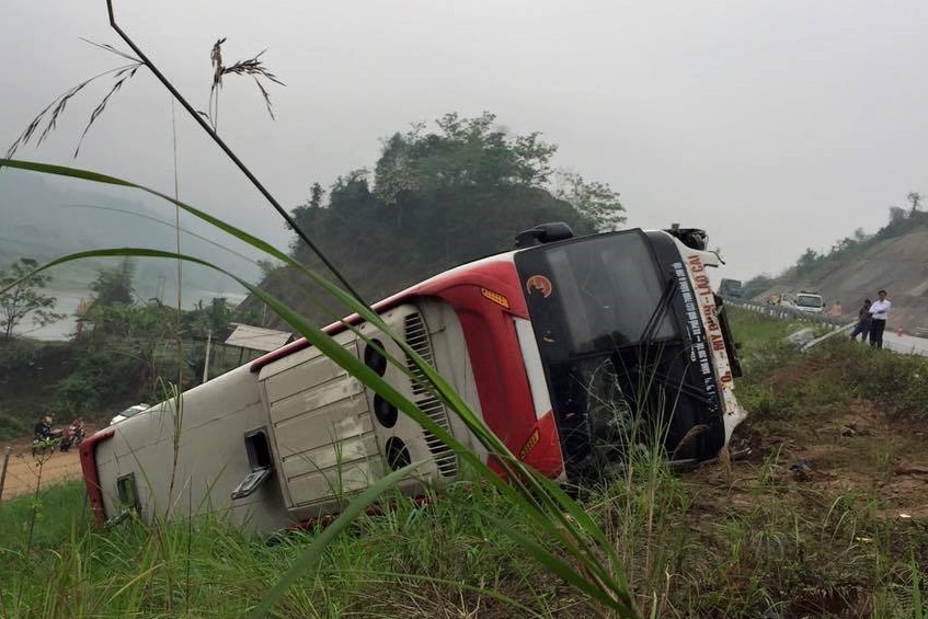 Lat xe khach tren cao toc, giai cuu 18 nguoi trong dem hinh anh