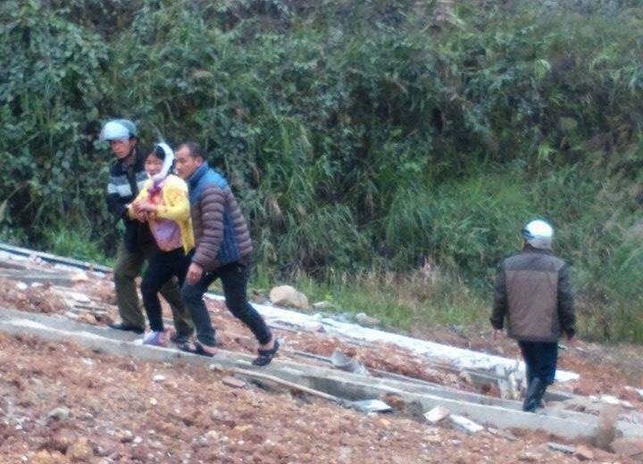 Tai xe lai oto 7 cho lao xuong vuc khong co bang lai hinh anh