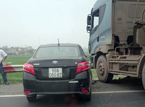 Ba oto dam lien hoan, cao toc Phap Van - Cau Gie un dai hinh anh