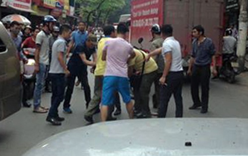 Dan truy duoi, danh tai xe xe Innova lang lach tren pho hinh anh