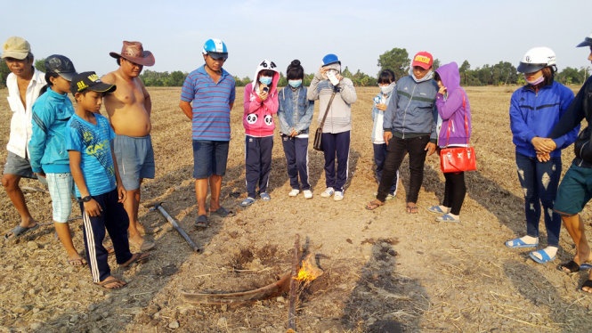 Lua chay giua ruong do khi metan tu long dat hinh anh