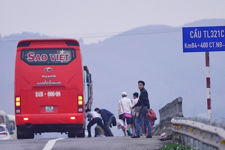Kho xu ly triet de nan dung xe don khach tren cao toc hinh anh