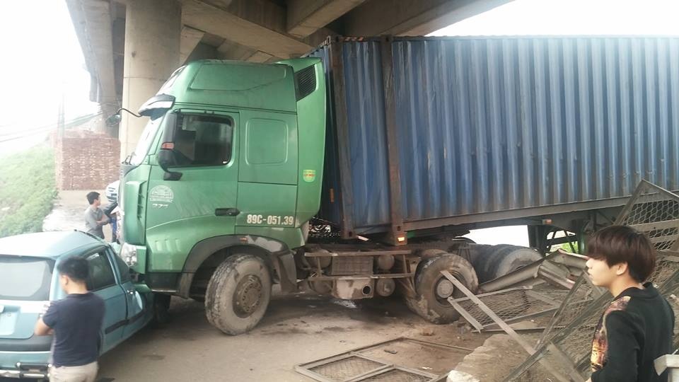 Lao xuyen ho lan cao toc, xe container dam bep xe hop hinh anh