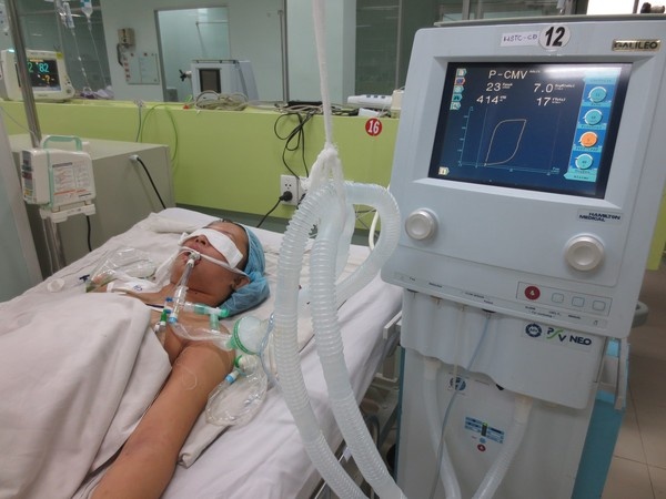 2 nguoi trong gia dinh thiet mang sau bua com trua hinh anh