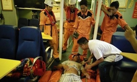 Ngu dan gay chan tren bien vao bo an toan hinh anh