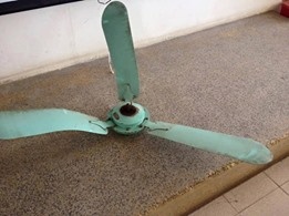 Quat tran roi khien hai sinh vien bi thuong hinh anh