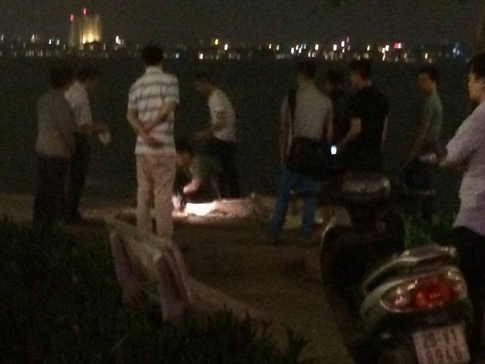 Thi the nguoi phu nu noi tren ho Tay hinh anh