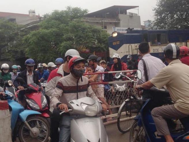 Tau hoa phanh gap nhuong duong cho xe may hinh anh