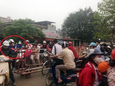 tàu hỏa phanh gấp nhường đường xe máy ảnh 1 tau hoa phanh gap nhuong duong xe may anh 1