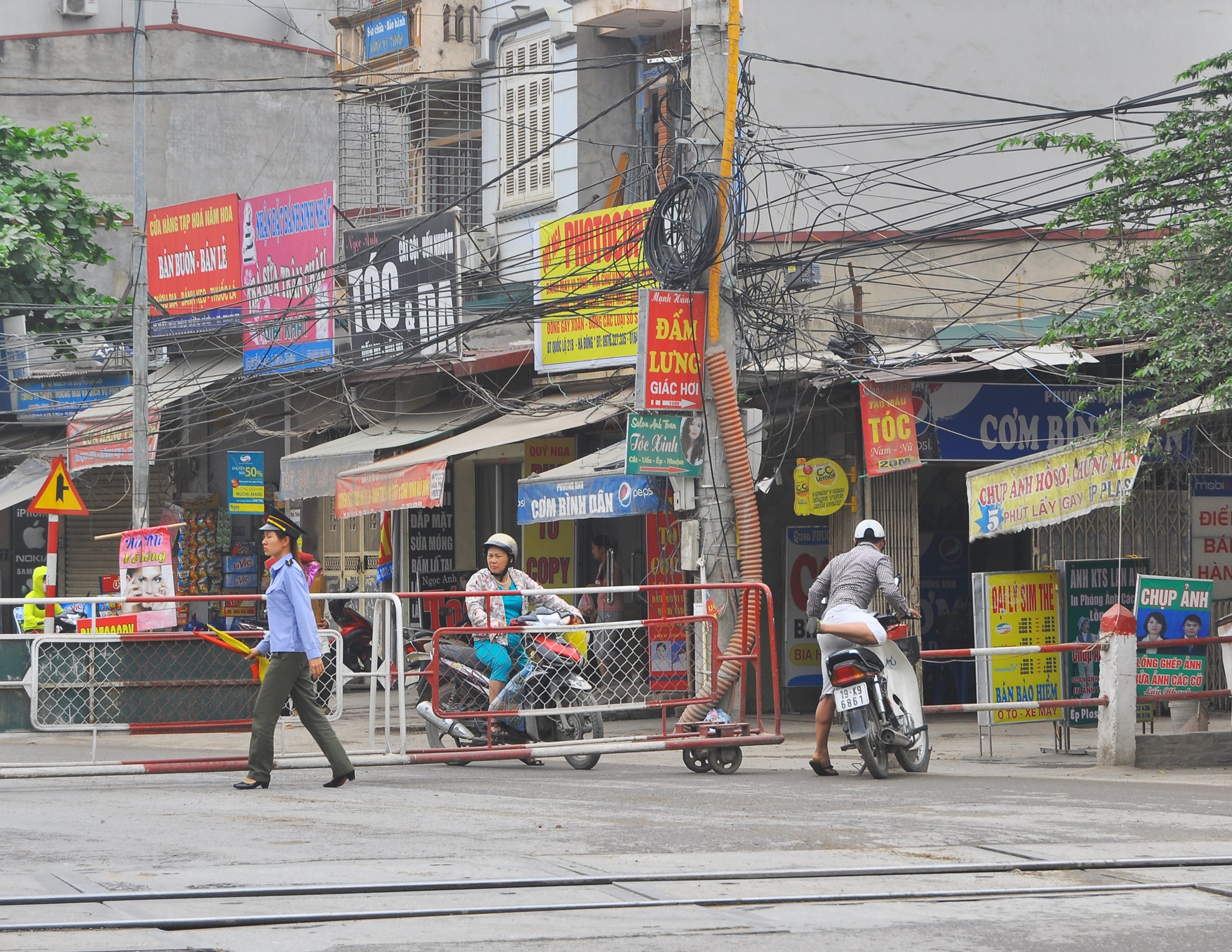 bang qua duong ray truoc mui tau hoa anh 8