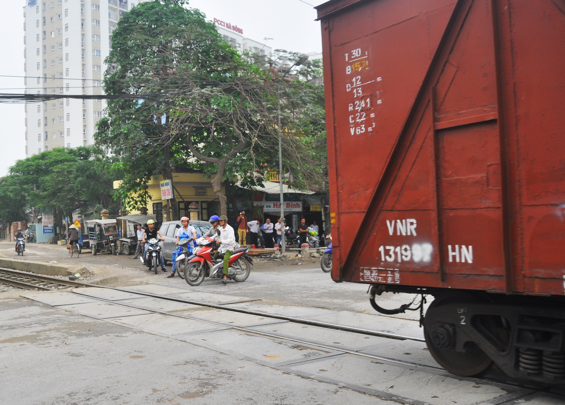 bang qua duong ray truoc mui tau hoa anh 10