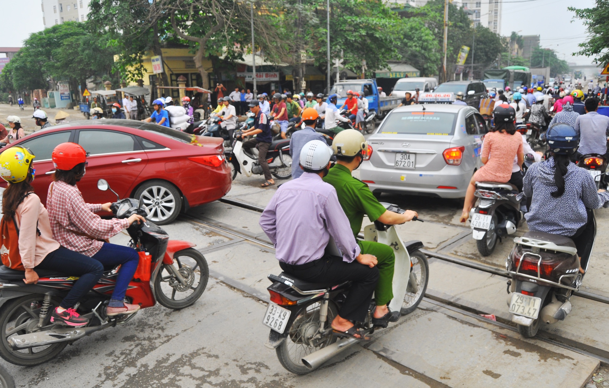 bang qua duong ray truoc mui tau hoa anh 11