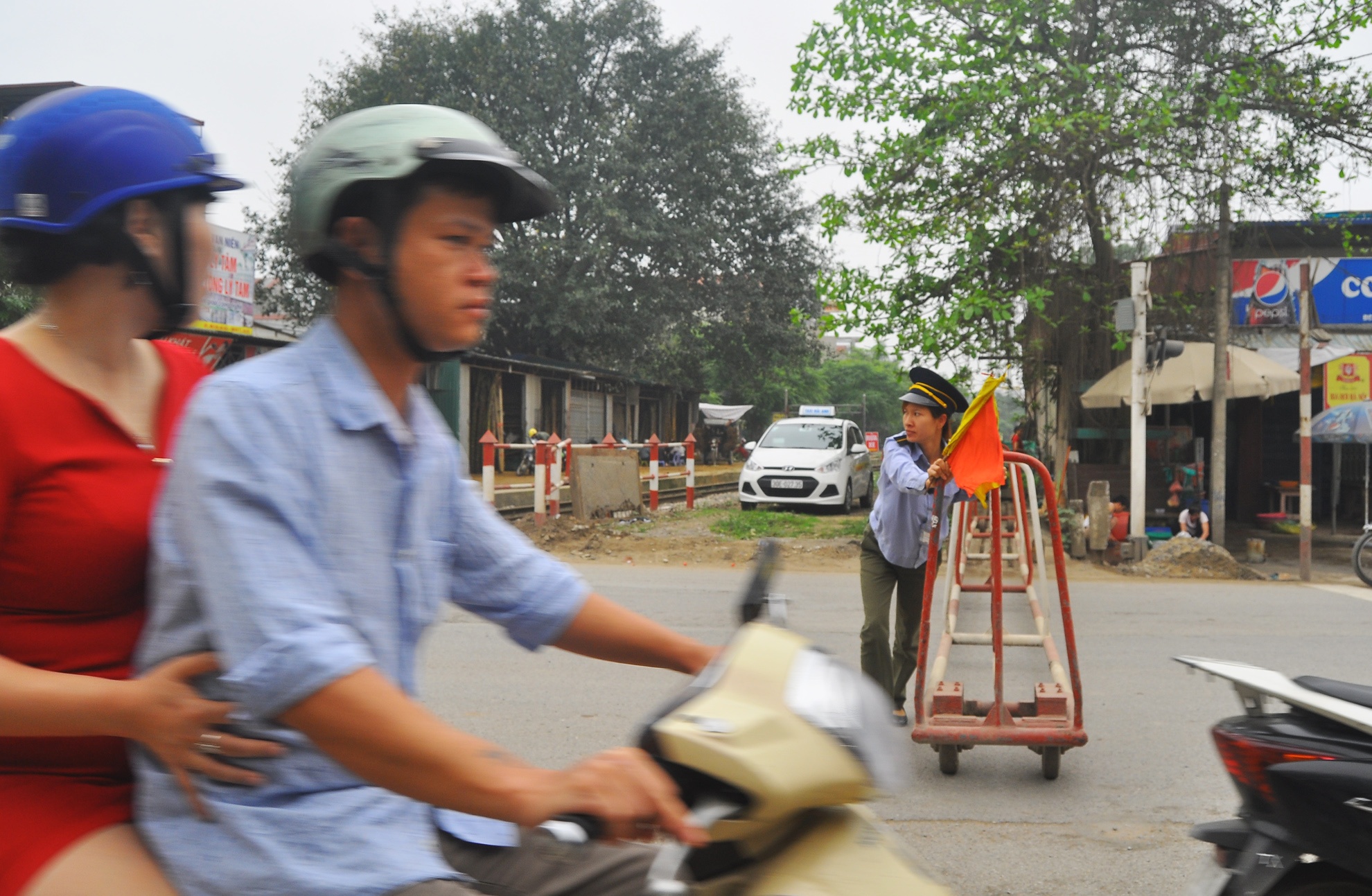 bang qua duong ray truoc mui tau hoa anh 2