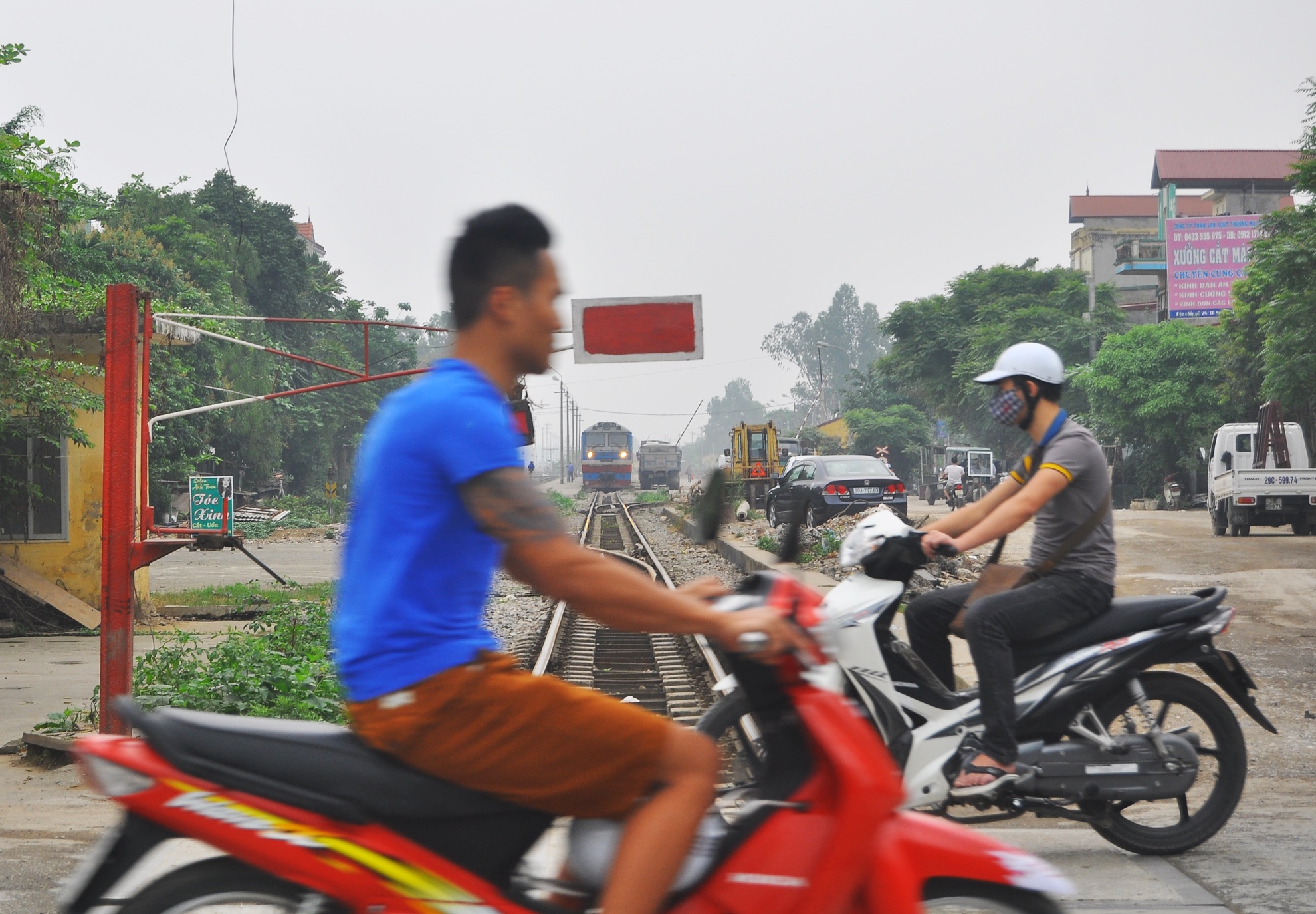 Thi nhau vuot rao chan truoc mui tau hoa hinh anh