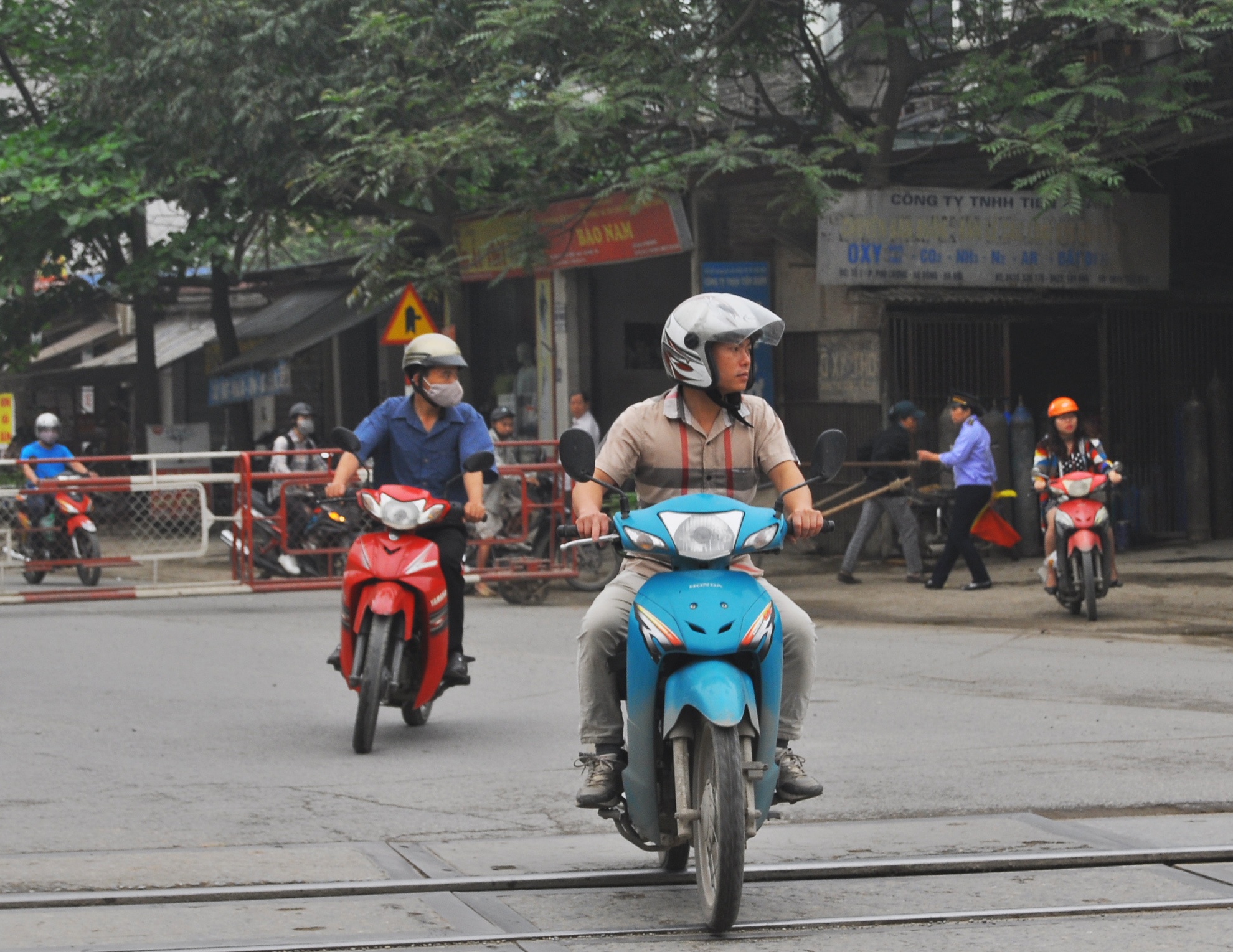 bang qua duong ray truoc mui tau hoa anh 3