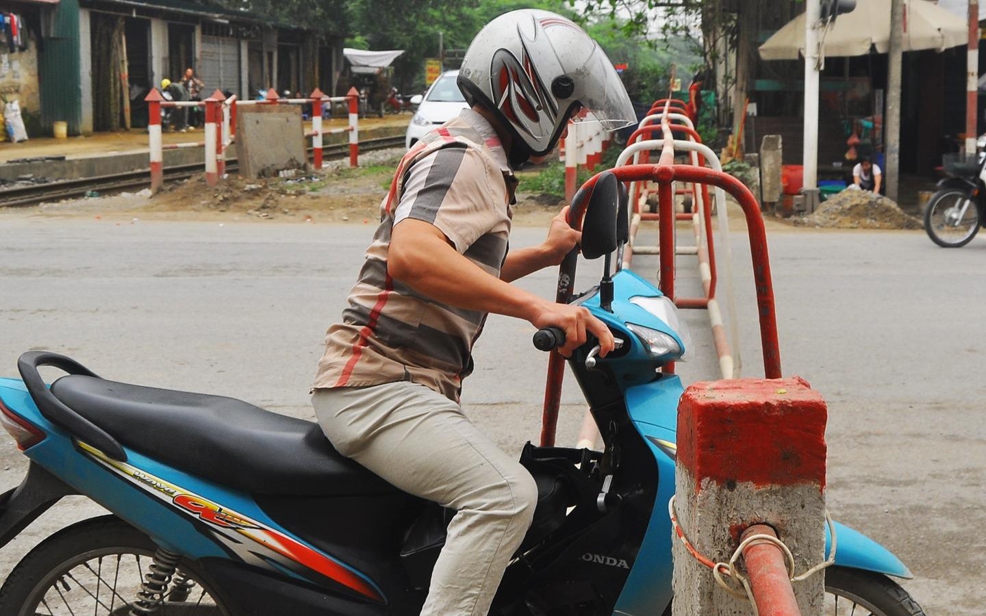 Lach rao chan bang qua duong ray truoc mui tau hoa hinh anh