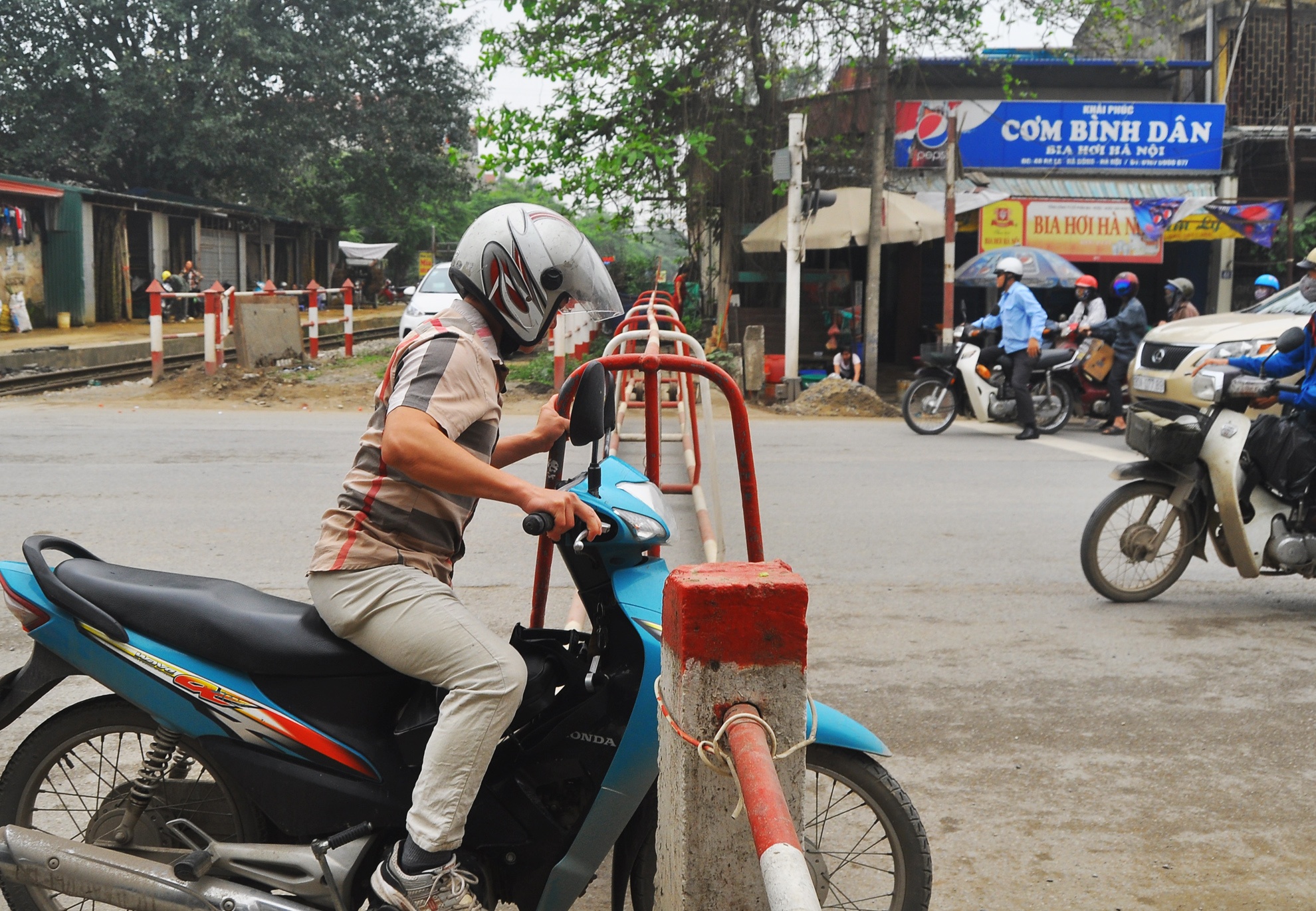 bang qua duong ray truoc mui tau hoa anh 6