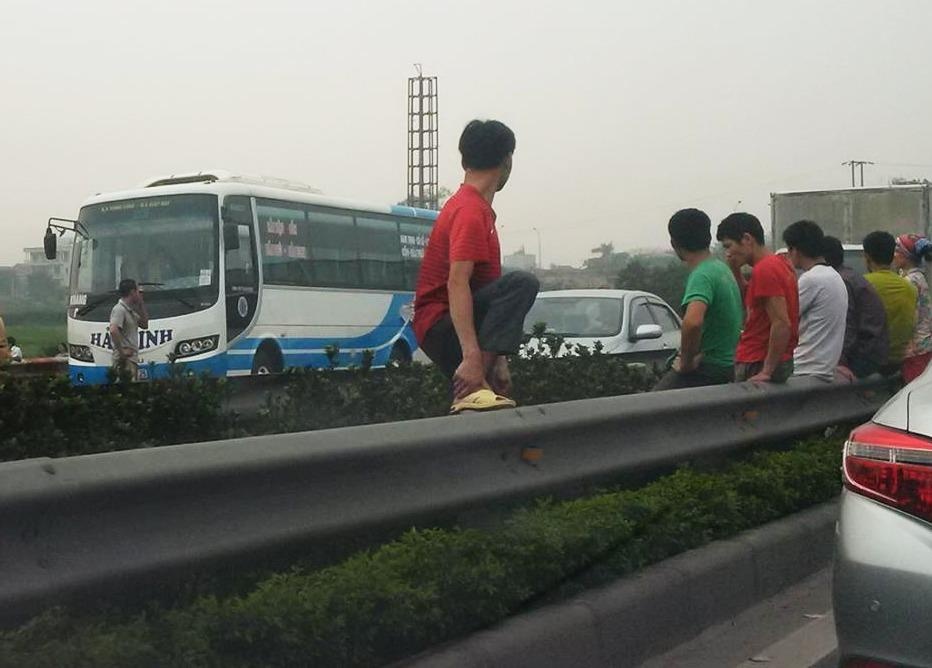 Xe khach dam chet nguoi, cao toc Phap Van un tac hon 3 gio hinh anh