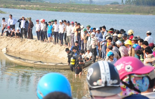 Thu tuong chia buon voi gia dinh 9 hoc sinh chet duoi hinh anh