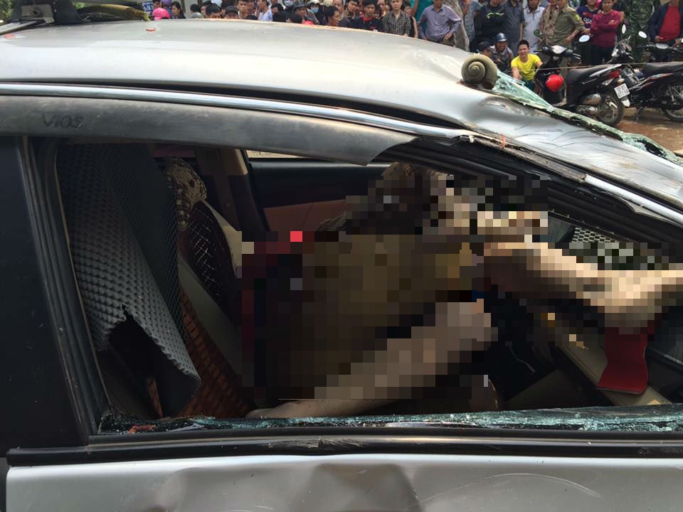 Taxi lao xuong ho, tai xe va 3 khach tu vong hinh anh