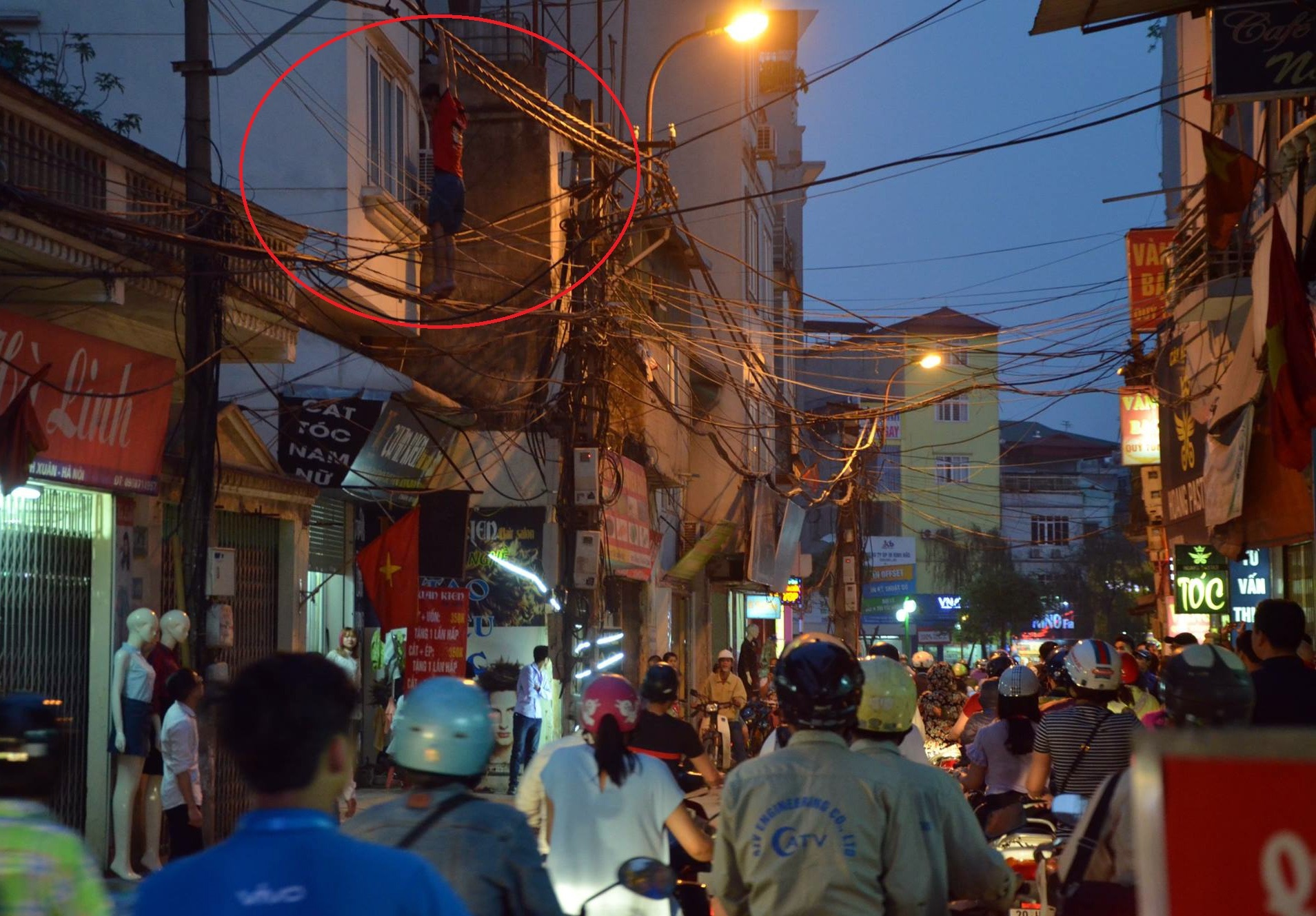 Nam thanh niên treo mình trên dây điện ảnh 1 Nam thanh nien treo minh tren day dien anh 1