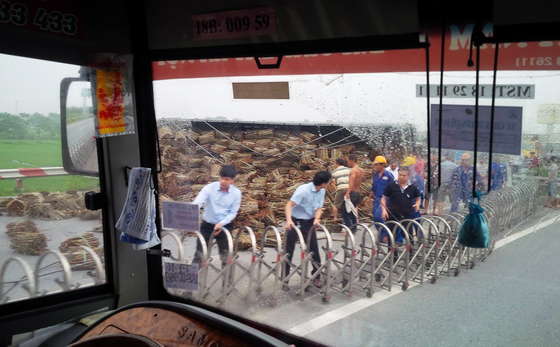 Xe tải lật trên cao tốc Pháp Vân ảnh 1 Xe tai lat tren cao toc Phap Van anh 1