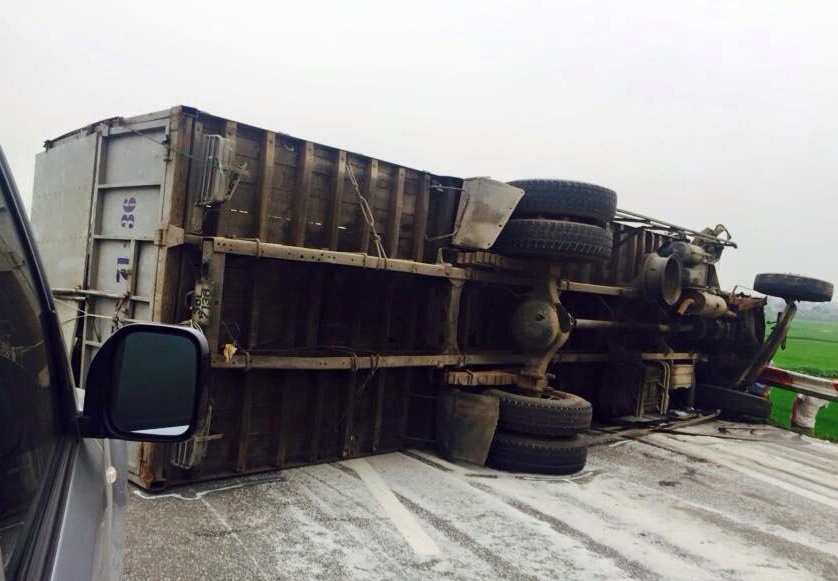 Cao toc Phap Van un hon 10 km sau vu lat xe tai hinh anh