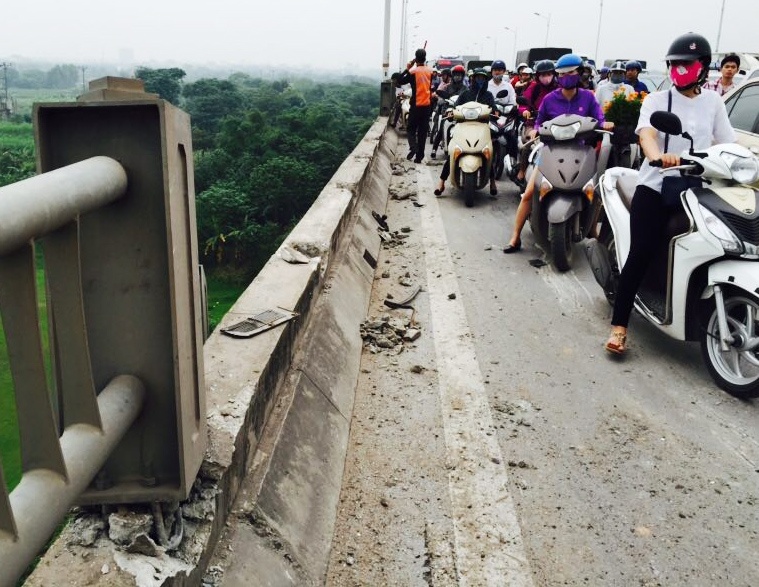 Xe tai tong vo lan can, cau Vinh Tuy te liet hinh anh