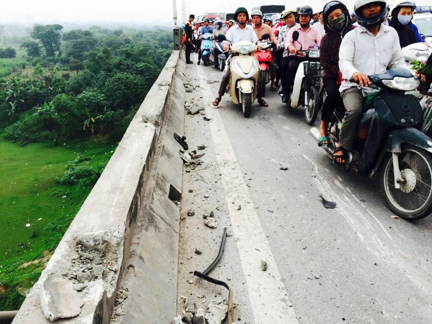 xe tải tông vỡ cầu Vĩnh Tuy ảnh 1 xe tai tong vo cau Vinh Tuy anh 1