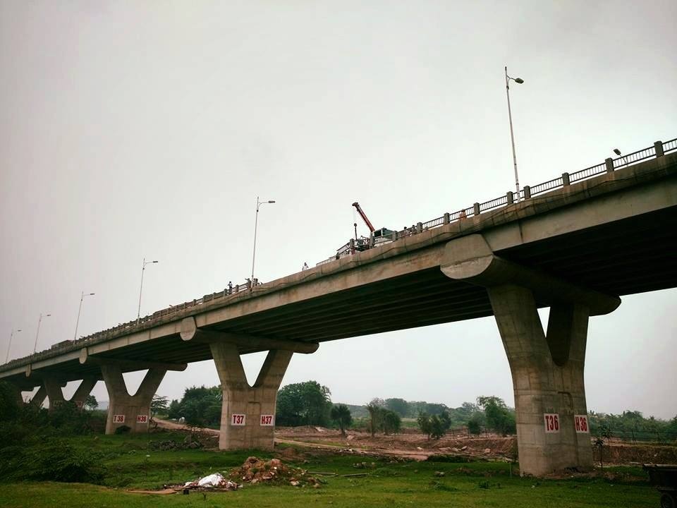 xe tải tông vỡ cầu Vĩnh Tuy ảnh 2 xe tai tong vo cau Vinh Tuy anh 2