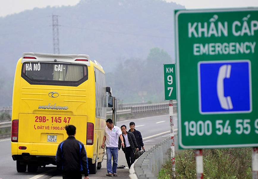 Xe nhoi nhet khach dip nghi le: 'Kho xu ly triet de' hinh anh