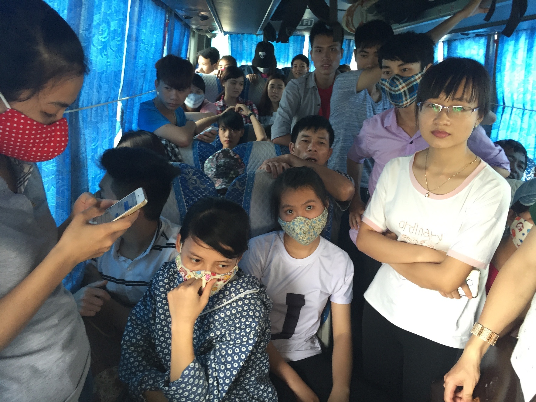 Nhoi nhet 93 hanh khach tren xe 29 cho ngoi hinh anh