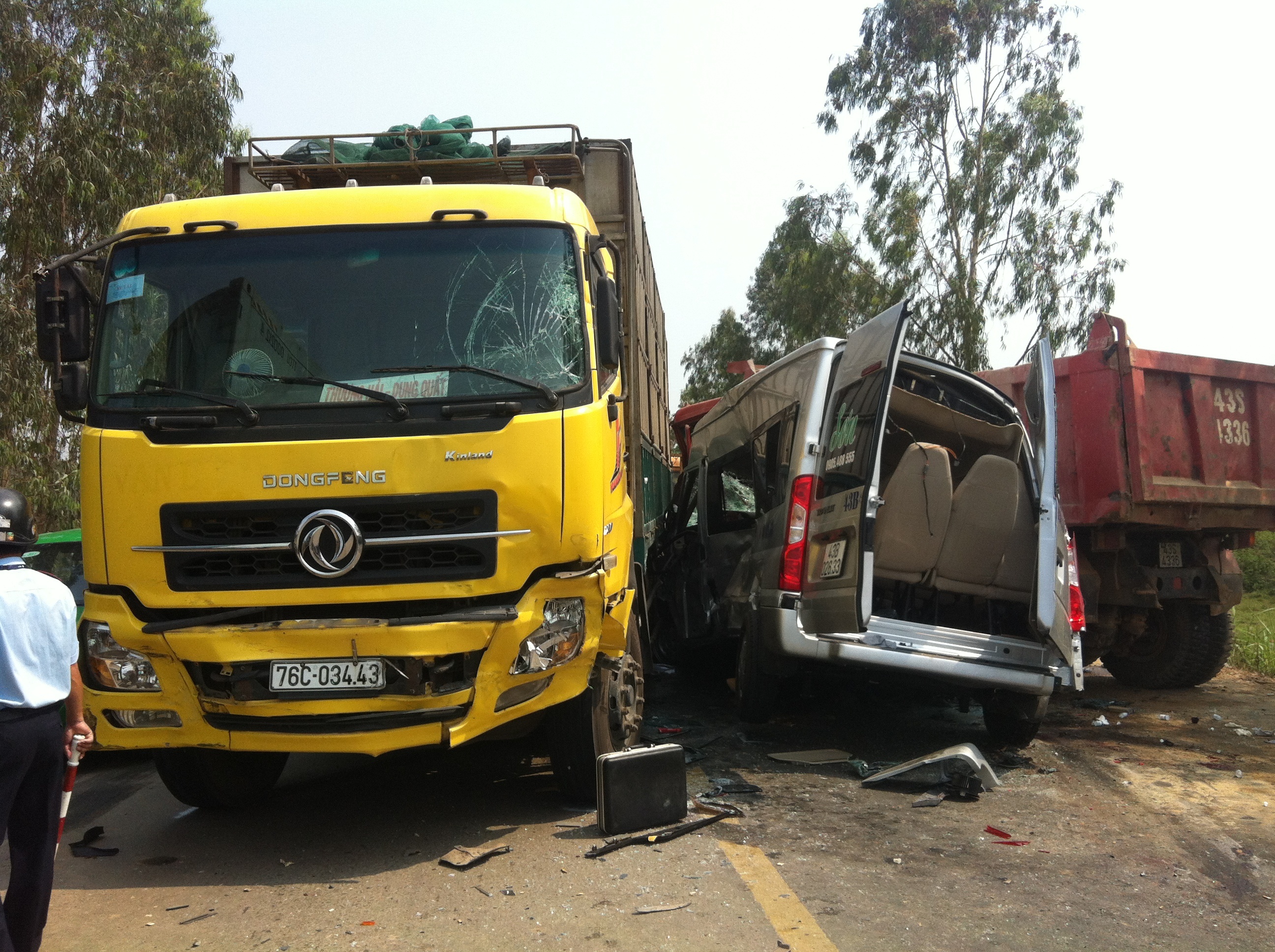 Xe khach va cham xe ben, 4 nguoi chet, 6 nguoi bi thuong hinh anh