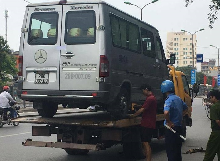 thanh tra giao thông bám cần gạt nước ảnh 1 thanh tra giao thong bam can gat nuoc anh 1