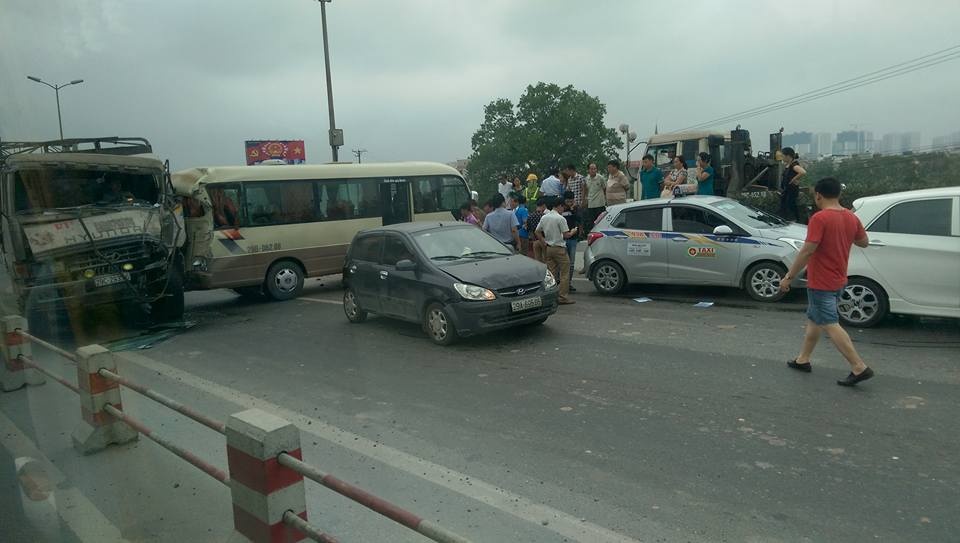 tai nạn liên hoàn trên cầu Thanh Trì ảnh 1 tai nan lien hoan tren cau Thanh Tri anh 1