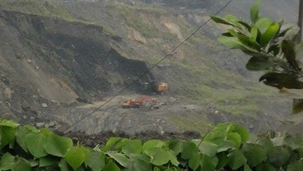 Hai cong nhan khai thac than bi dat da vui lap tu vong hinh anh