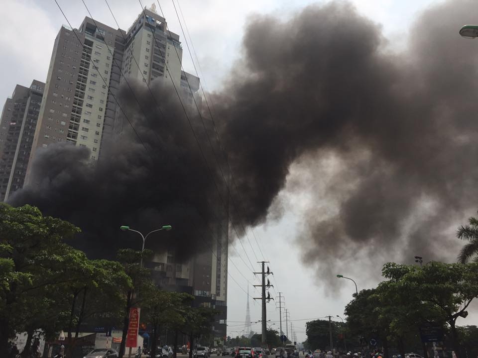 Chay gan chung cu The Manor, nhieu nguoi bo chay hinh anh