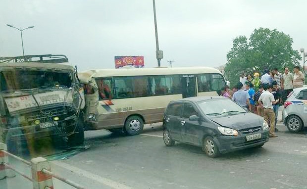 6 oto dam lien hoan, cau Thanh Tri tac gan hai gio hinh anh