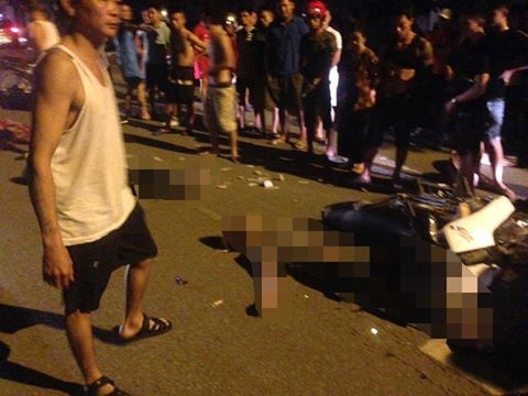 Xe may doi dau xe tai, ba thanh nien tu vong trong dem hinh anh