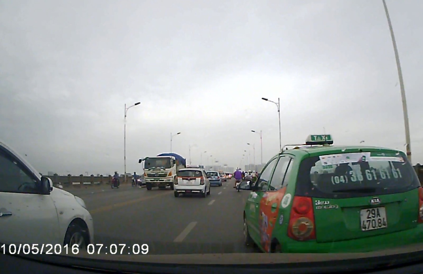 Taxi Mai Linh lang lach, vuot au tren cau Vinh Tuy hinh anh