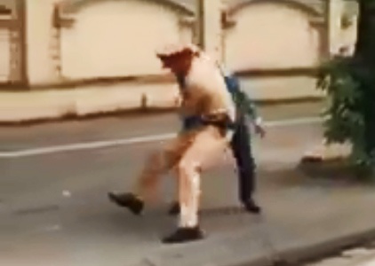 Thanh nien lang ma canh sat bi khong che hinh anh