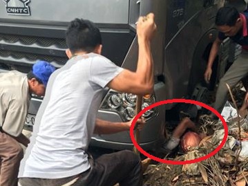 Giai cuu nguoi dan ong bi xe tai cuon ket vao gam hinh anh