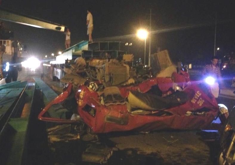 Tai xe phanh gap, dam thep xo do cabin xe container hinh anh