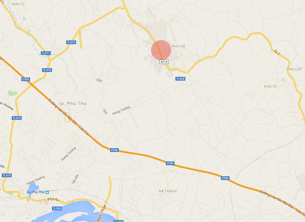 Cuu nguoi ket duoi gam xe tai anh 2