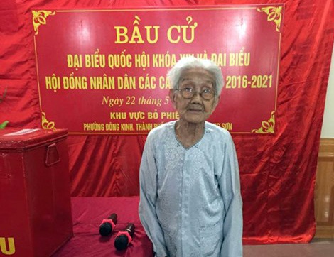 Cu ba 101 tuoi minh man di bau cu hinh anh