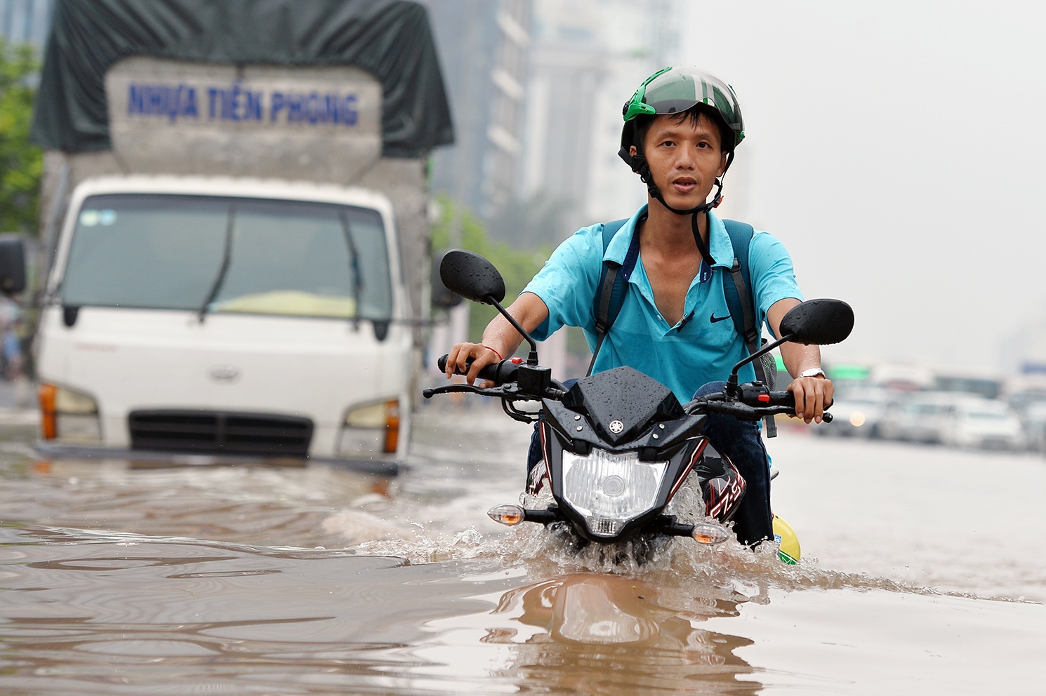 Duong Ha Noi ngap sau tu sang toi trua hinh anh