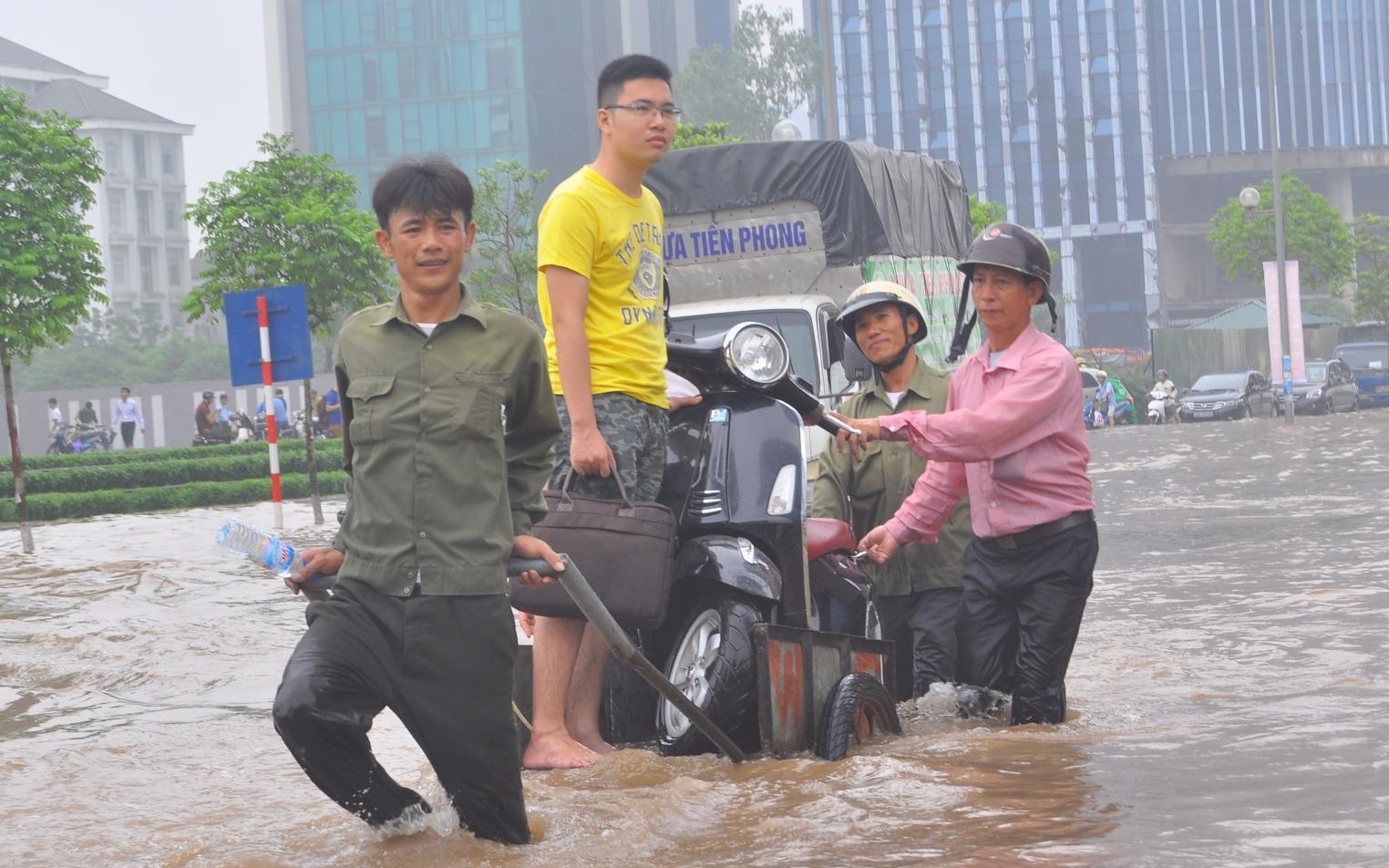 100.000 dong/luot keo xe qua bien nuoc o Ha Noi sau mua hinh anh
